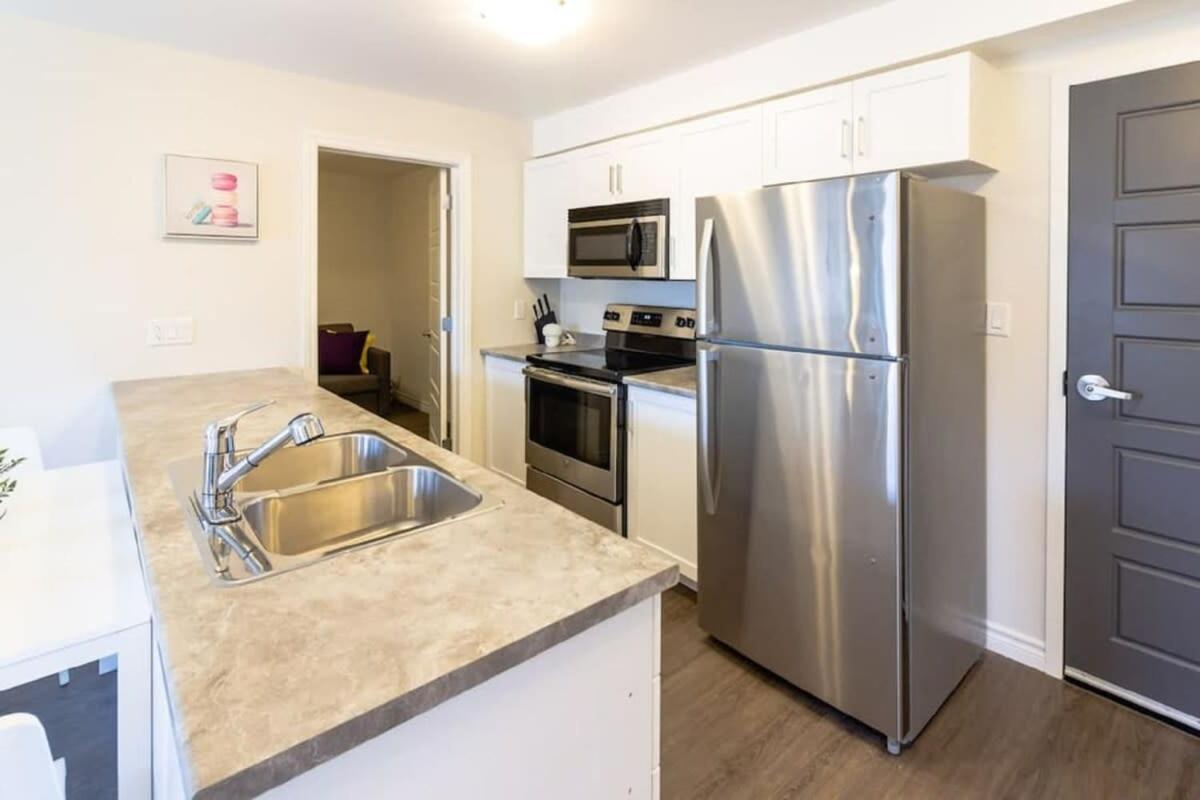 Newly Renovated Modern Condo Near Hospital, UNB Patio & Parking Coffee Saint John Esterno foto
